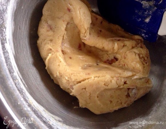 Муку просеять с разрыхлителем и добавить к финиковой массе,перемешать.И отправить в холодильник на 30 минут. Тесто,если видно по фото-получается довольно таки мягким и пластичным....можно сказать,как пластилин!Поэтому аккуратно с мукой!У меня ушло ровно 200 гр.