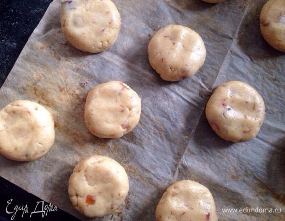 Затем сформировать шарики,слегка приплюснуть и выпекать минут 15-20 при температуре 180 градусов,до зарумянивания!