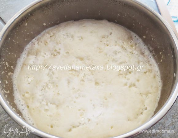 1.Дрожжи, 1 ст.л. сахара развести в теплом молоке. Просеять 2 ст.л. муки, хорошо перемешать, накрыть и оставить в теплом месте . Через 20 минут опара будет готова.