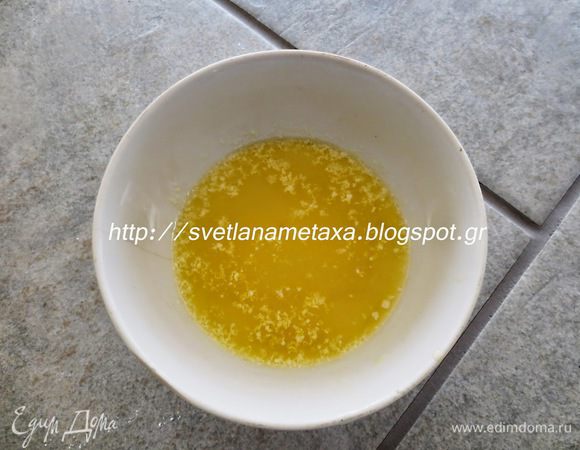 Сливочное масло растопить, оставить немного остыть.