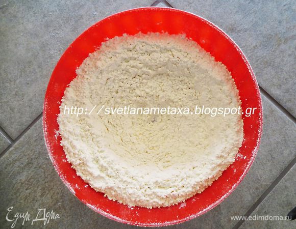 В отдельную миску просеять муку с ванилином, солью и оставшимся сахаром.