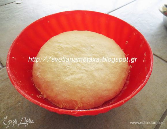 Смешать все составляющие для теста: опару, масло, яйца, муку и замесить эластичное тесто.