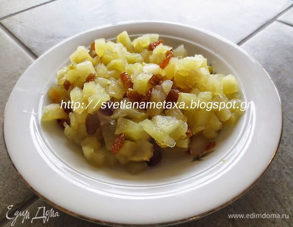 Тем временем готовим начинку. 
Для этого яблоки очистить от кожуры, порезать на маленькие кусочки. Сварить сахарный сироп(вода+сахар), добавить в сироп  яблоки и варить в течении 10 минут. После чего яблоки смешать  с изюмом. 