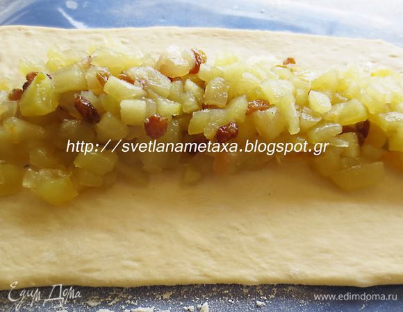 Тесто разделить на 2 части, одна из которых будет вдвое меньше другой. Из маленькой части раскатать пласт прямоугольной формы и в середину выложить начинку.