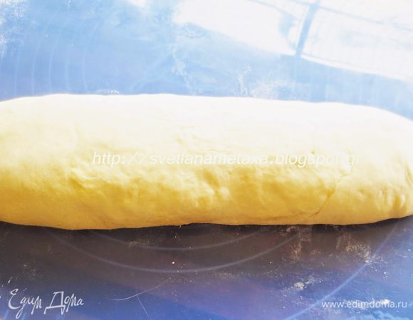 Свернуть тесто в рулет и залепить края.