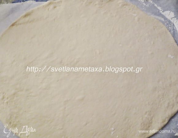 Раскатать из большой части теста пласт овальной формы. 