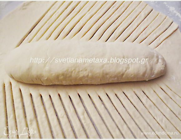 Свободные стороны  нижнего листа порезать  на полоски, шириной 8 мм под углом примерно 45 градусов.