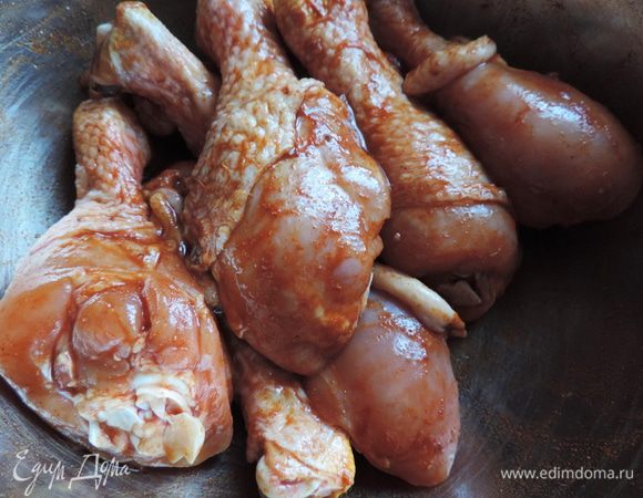 Голени замариновать в смеси соевого соуса и приправ. Мне мой соус показался недостаточно соленым и я добавила еще соли. Вы смотрите по вкусу и обстоятельствам.