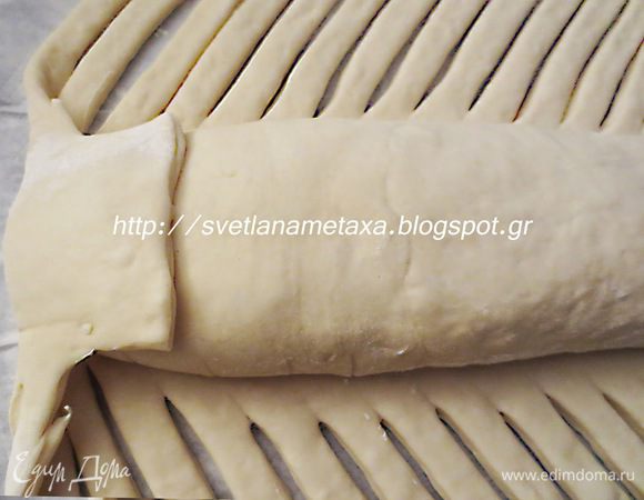 Переднюю часть нижнего листа обрезать и завернуть на рулет.