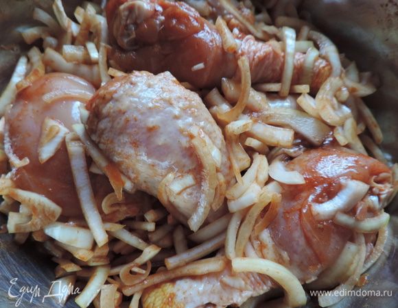 Лук очистить и нарезать полукольцами. Добавить к голеням. Руками перемешать, чтоб все равномерно покрылось маринадом. Оставляем в прохладном месте минимум на час.