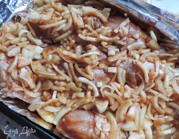 Перекладываем голени вместе с луком на противень.