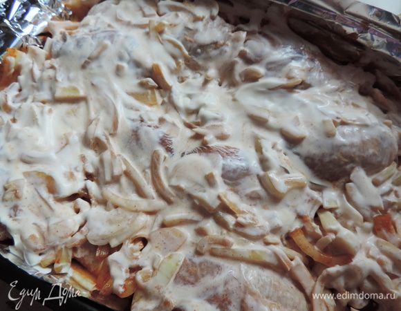 Смазываем голени сметаной. Посыпаем тертым сыром.