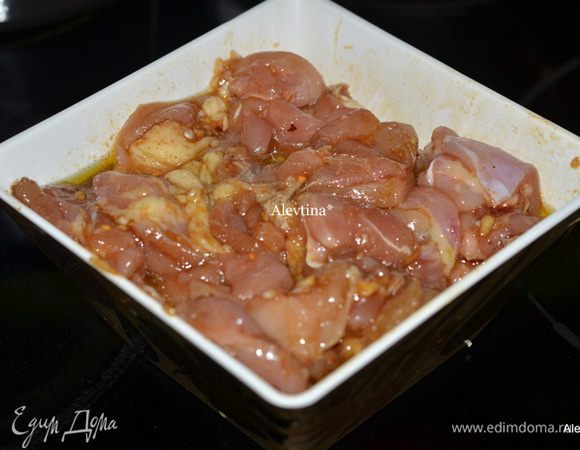 Приготовить маринад, смешав перечисленные ингредиенты.Вылить поверх куриных кусочков, перемешать. Поставить в холодильник на 2-4 час.