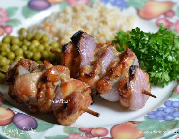 Готовые шашлычки подаем к столу. Приятного аппетита.
