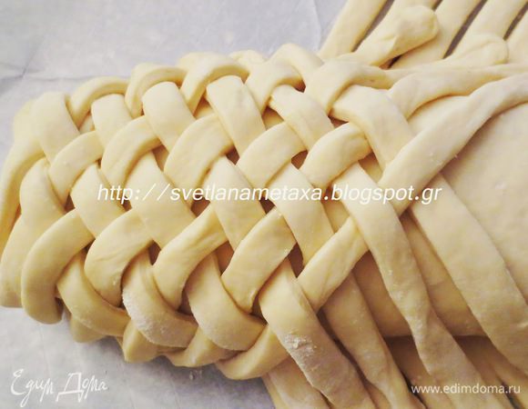 Начинаем заплетать полоски   в шахматном порядке: над и под.
Описать сложнее, чем просто посмотреть на фото.