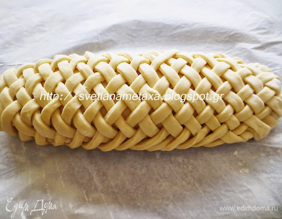 Заплетаем до конца. Если какие-то полоски Вам покажутся длинными, то длину  можно обрезать.
Противень застилаем бумагой для выпечки и выкладываем рулет.
Желток соединяем с 1 ст.л. молоко, хорошо перемешиваем и смазываем рулет. 
Оставляем рулет на 15-29 минут и затем выпекаем при температуре 190 градусов 30-35 минут.