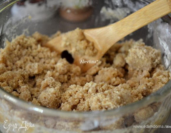 Затем добавим теплое сливочное масло и перемешаем деревянной ложкой или руками в крошку.