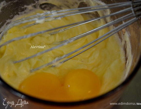 Разогреем духовку до 160 гр. Смажем большую квадратную 23 см на 23 см или прямоугольную форму сливочным маслом. Смешаем муку, пищевую соду и ½ ч.л соль. Взбить отдельно сливочное масло, сахар на средней скорости примерно 2 мин до мягкого состояния. Добавлять по яйцу за раз, перемешивать после каждого раза, а затем желтки, ванильную эссенцию.
