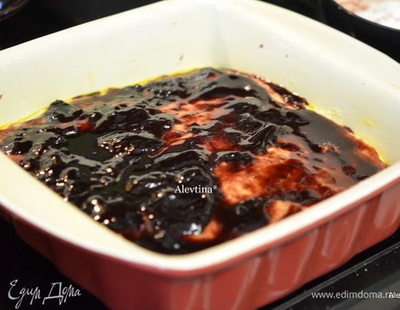 Затем джем, также распределяем лопаткой, если он у вас слишком густой можно разогреть его в СВЧ на 20 секунд.