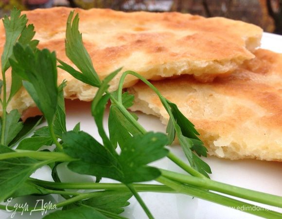 Обратите внимание, лепешки жарятся быстро, на растительном масле !! поэтому не отходите от них далеко.