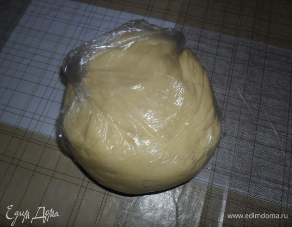 Всыпать муку с разрыхлителем и замесить тесто, долго не месить. Замотать в пленку и поместить в холодильник на 30 мин. (можно больше, я делаю вечером, а утром пеку).