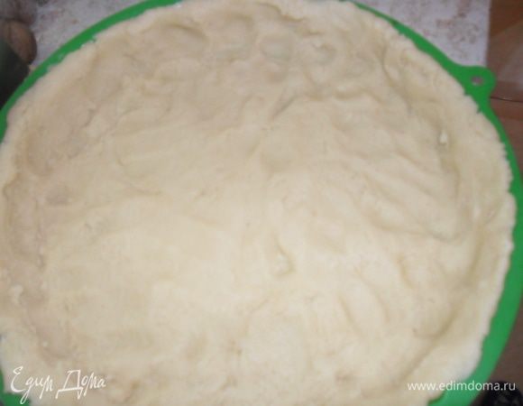 Разогреть духовку до 200°С. Выложить в форму тесто, сделав бортик.