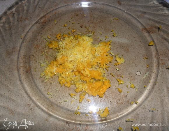 Приступим к крему. С мандаринов и лимона натереть цедру.