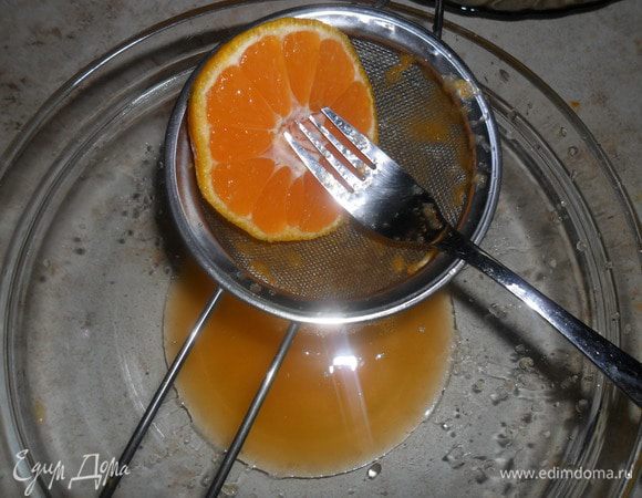 Из мандаринов и лимона выдавить сок. Сока нужно 250 грамм. У меня ушло 4 мандарина и один небольшой лимон, но это зависит от сочности цитрусовых.