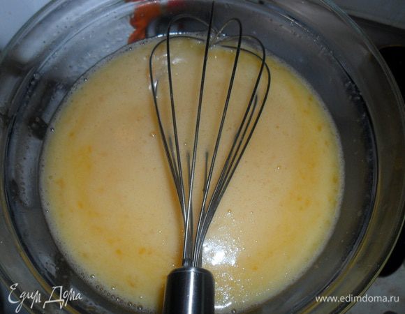 Взбить венчиком яйца с сахаром, без фанатизма. Вливаем к яйцам сок и ставим на водяную баню. Все время помешиваем венчиком пока не сойдет пена, это где-то 3 — 5 минут.
