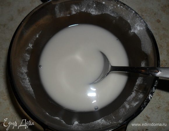 Смешиваем 2 ложки с горкой крахмала с 6 ложками холодной кипяченой воды.