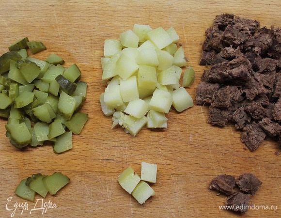 Говядину, яйцо и картофель отварить и нарезать ломтиками.
Масса отварной говядины должна быть ровно 30 грамм.