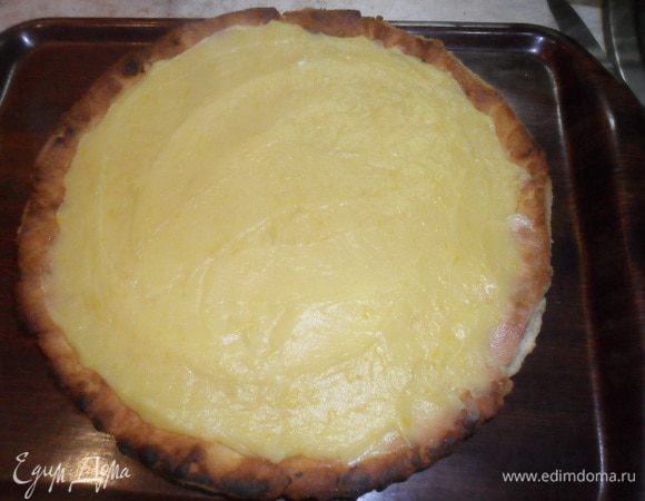 Добавляем крахмал в крем и варим до загустения где-то минуты 3. Выкладываем крем на тарт и даем остыть.