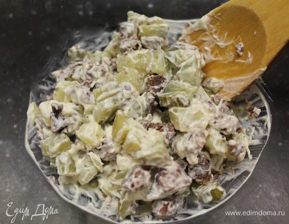 Нарезанные ингредиенты перемешиваем с майонезом.