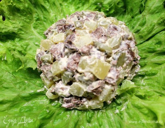 На тарелку кладем листья салата и сверху горкой выкладываем наш салат.