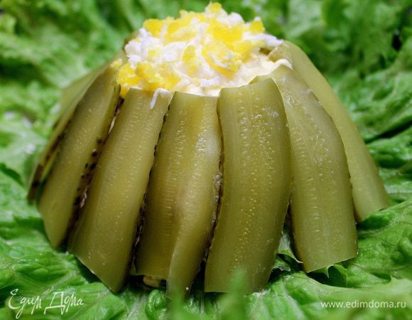 Салат оформляем нарезанными пластинками огурца, сверху кладем майонез   и посыпаем натертым яйцом.


Приятного аппетита!