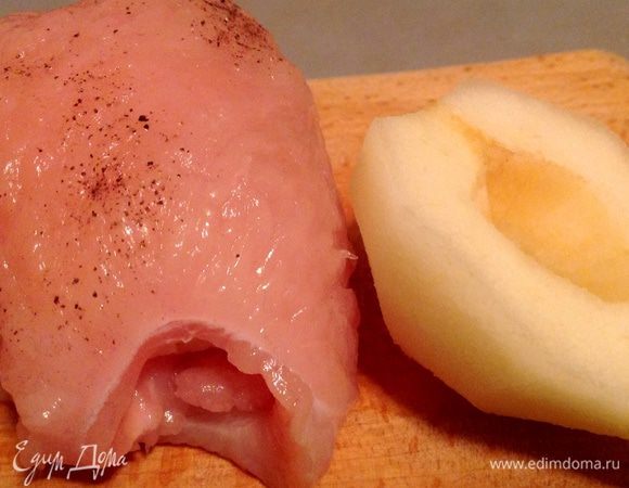 Грушу очистить от кожуры,  вырезать середину, и половину груши ( у меня они не большие) завернуть в грудинку.