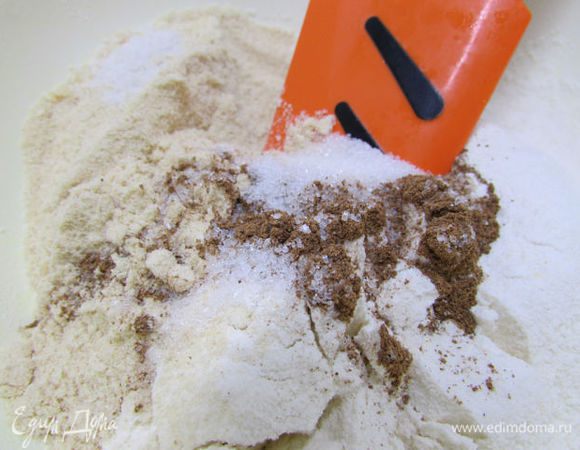 В миске соединить муку, крошку из печенья, корицу, сахар, соль и всё хорошо перемешать.