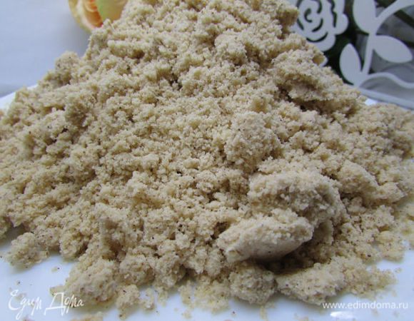 К сухой массе добавить размягченное сливочное масло и растительное масло. Тщательно растереть в крошку. Может быть, придётся добавить ещё растительного масла, всё зависит от муки. Крошка должна получиться как бы клейкой, чтобы можно было слепить корж. 