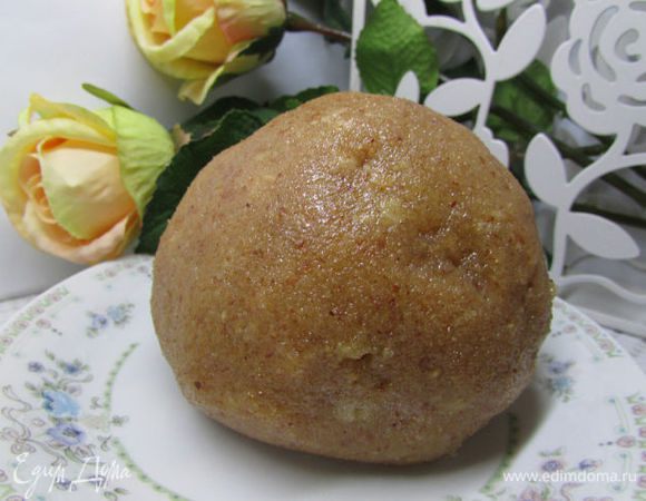 Достать из холодильника марципановую массу, которую я приготовила накануне - (Миндаль залить кипятком, оставить на несколько минут. Воду слить, очистить от шкурки. Просушить бумажной салфеткой и смолоть в крошку. Смешать с сахаром и белком. Замесить густую пасту, завернуть в пищевую пленку и убрать в холодильник на 8-12 часов). 