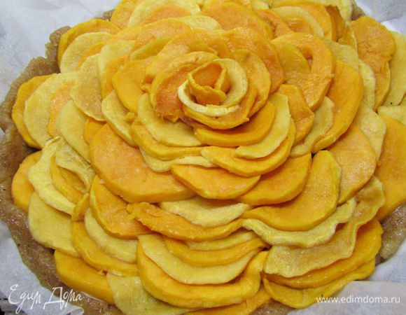 На марципан выложить карамелизированную тыкву. Я постаралась уложить её в виде цветка.