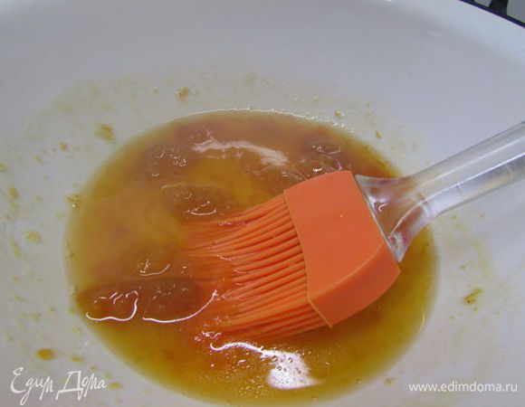 Абрикосовый джем развести апельсиновым соком и нагреть.