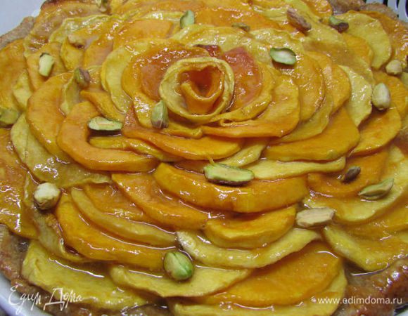 Вытащить готовый пирог и смазать горячим джемом, посыпать фисташками.