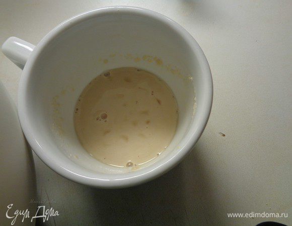 Приготовить сметанную смесь. Для этого растворить дрожжи  в теплой воде. 

