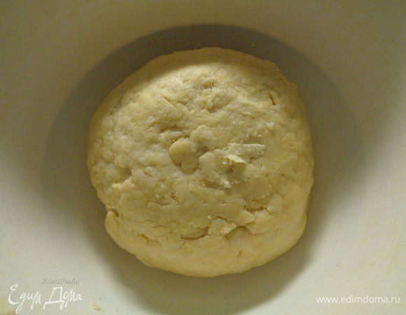 Добавить сметанную смесь в комбайн к тесту и пульсациями соединить, пока тесто не свернется в колобок. Не месить сильно тесто, быстро собрать его в шар (оно не должно быть сильно крутым).

Накрыть в чашке тесто пленкой и поставить в тёплое место на 1 час.
Затем обмять и в холодильник. 

Тесто может вызревать от 1-го до 3-х дней в холодильнике, результат будет еще лучше. Я готовила на 2-ой день, но можно печь сразу после подхода.