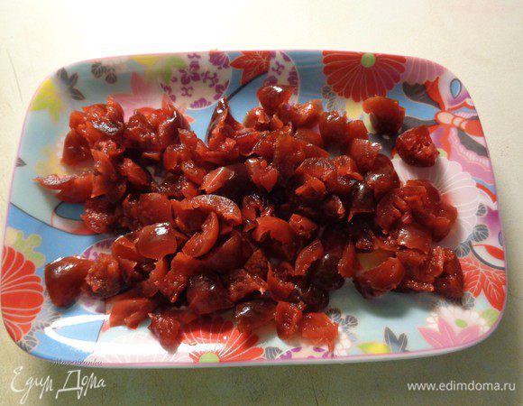 Вишню запарить горячей водой, затем ее слить, обсушить бумажными полотенцами и порезать на кусочки (у меня очень крупный сорт вяленой крымской черешни).