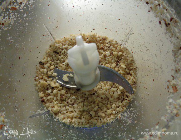 Затем орехи измеличить в фуд-процессоре (не мелко, средне).