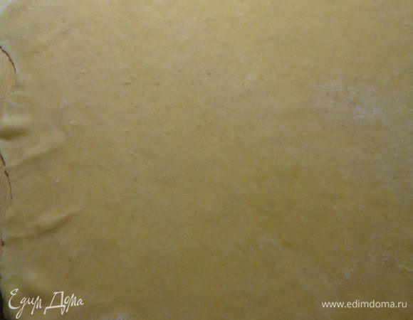 Тонко раскатать тесто в круг.