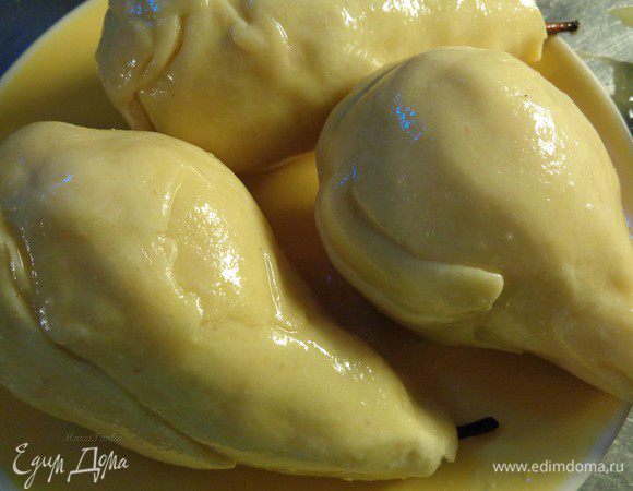 Взбить венчиком яйцо. Смазать им груши сверху. 