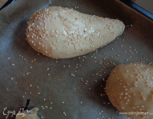 Присыпать груши кунжутным поджаренным семенем.