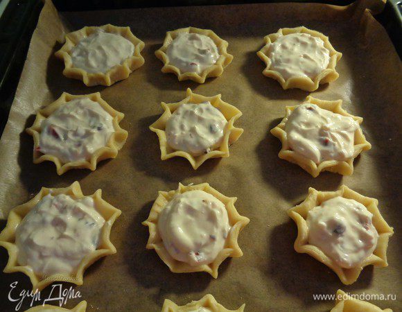 Теста осталось много и поэтому я приготовила еще и ватрушки из него.

Приятного аппетита!